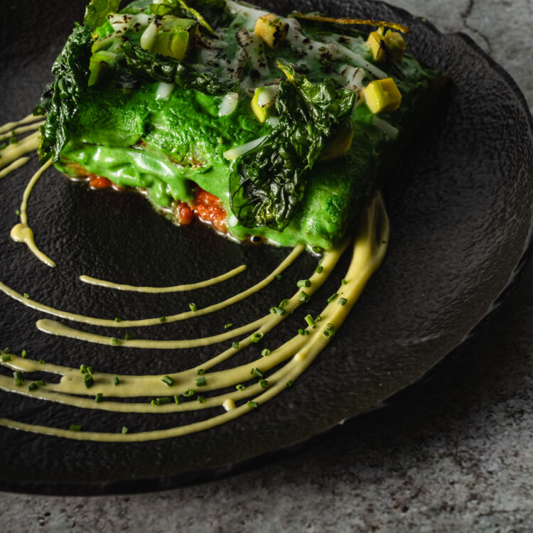 LASAÑA DE VERDURAS CON BECHAMEL DE AGUACATE Y ESPINACAS